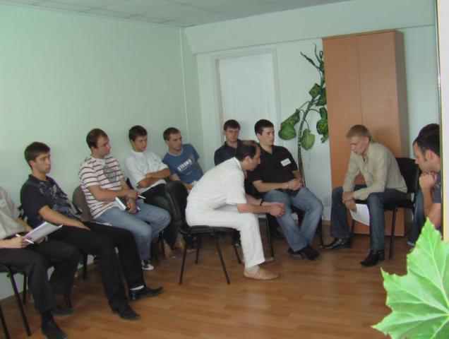 Тренировали навыки постановки вопросов и умения слушать покупателя.